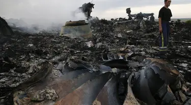 Sebuah pesawat milik maskapai penerbangan Malaysia Airlines MH-17 ditembak jatuh di atas Ukraina, Kamis (17/7/14).  (REUTERS/Maxim Zmeyev)