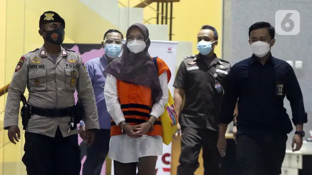 FOTO: Bupati Probolinggo Jalani Pemeriksaan Perdana Setelah Ditahan KPK