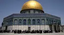 Sholat Jumat berlangsung di tengah langkah-langkah keamanan Israel yang ketat. (AP Photo/Mahmoud Illean)