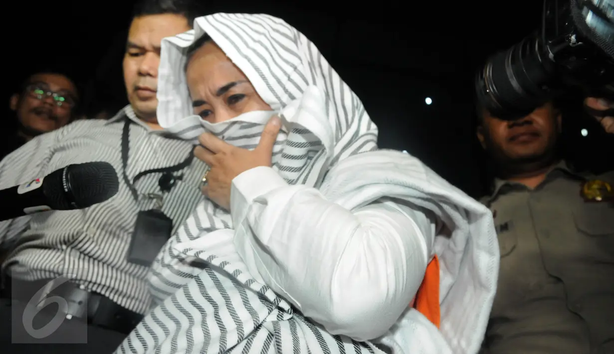 Tersangka kasus dugaan suap terkait rencana proyek pembangunan 12 ruas jalan di Sumatera Barat, Noviyanti selaku sekretaris Komisi III DPR RI, I Putu Sudiartana usai menjalani pemeriksaan di Gedung KPK, Jakarta, Kamis (30/6).(Liputan6.com/Helmi Afandi)