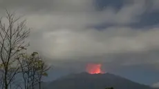  Gunung Raung di Jawa Timur kembali memuntahkan material pijar atau strombolian setinggi 100 meter dari puncaknya,  Demikian laporan seorang pengamat pada Pos Pengamatan Gunung Api (PPGA) Raung di Kecamatan Songgon, Kabupaten Banyuwangi, Jawa Timur