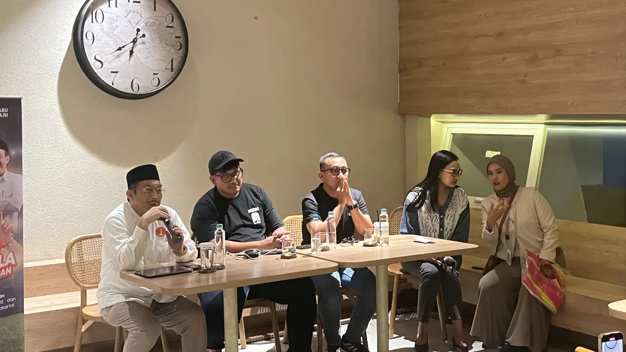 Ketua Umum The Jakmania Diky Soemarno dalam acara diskusi sepak bola bersama calon wakil gubernur Jakarta nomor urut 1 Suswono di Kafe Gamat, Bendungan Hilir, Jakarta Pusat, Rabu (20/11/2024). (Liputan6.com/Winda Nelfira)