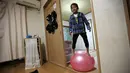 Mahiro Takano ketika bermain bola di rumahnya di Nagaoka, Niigata, Jepang, 18 November 2015. Hobi bela diri karatenya tersebut bahkan membuatnya tidak sempat menikmati masa bermain seperti anak-anak pada umumnya. (dailymail.co.uk)