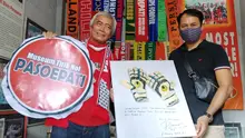 I Komang Putra berpose dengan sarung tangan yang ia hibahkan di museum Pasoepati, Jumat (17/7/2020). (Bola.com/Vincentius Atmaja)