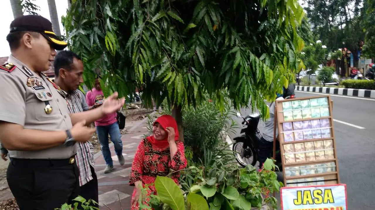 Penyedia Jasa Penukaran Uang Jalanan Diminta Pajang Uang Contoh 