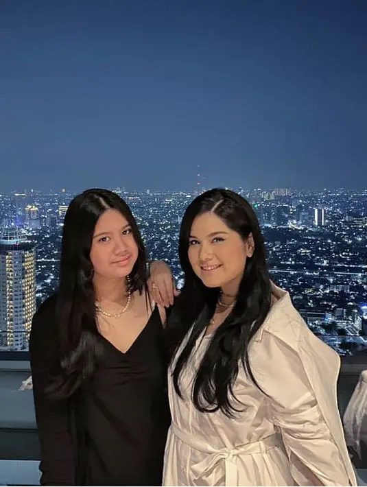 <p>Tetap lengket dengan sang mamah, Almira tampil anggun dengan pakaian hitam lengan panjang vnecknya. Ia pun menambahkan aksesori kalung pada tampilannya tersebut. @annisayudhoyono</p>