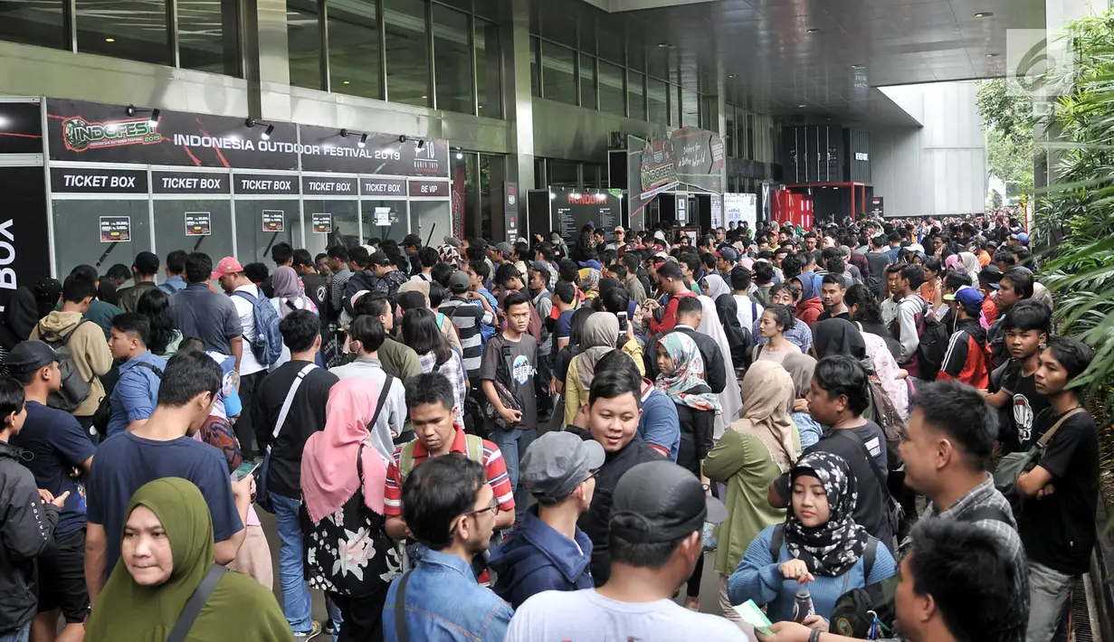 Antrean pengunjung saat membeli tiket masuk pameran perlengkapan outdoor Indofest 2019 di JCC Senayan, Jakarta, Kamis (7/3). Pameran yang berlangsung 7-10 Maret tersebut menampilkan berbagai macam produk kegiatan luar ruang. (Merdeka.com/Iqbal S Nugroho)