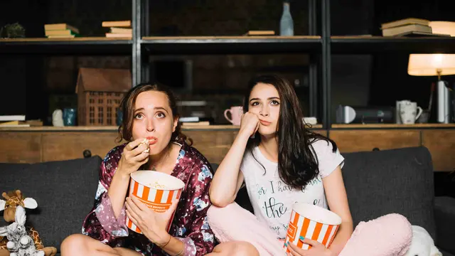 Maraton film baru dengan sahabat di rumah.