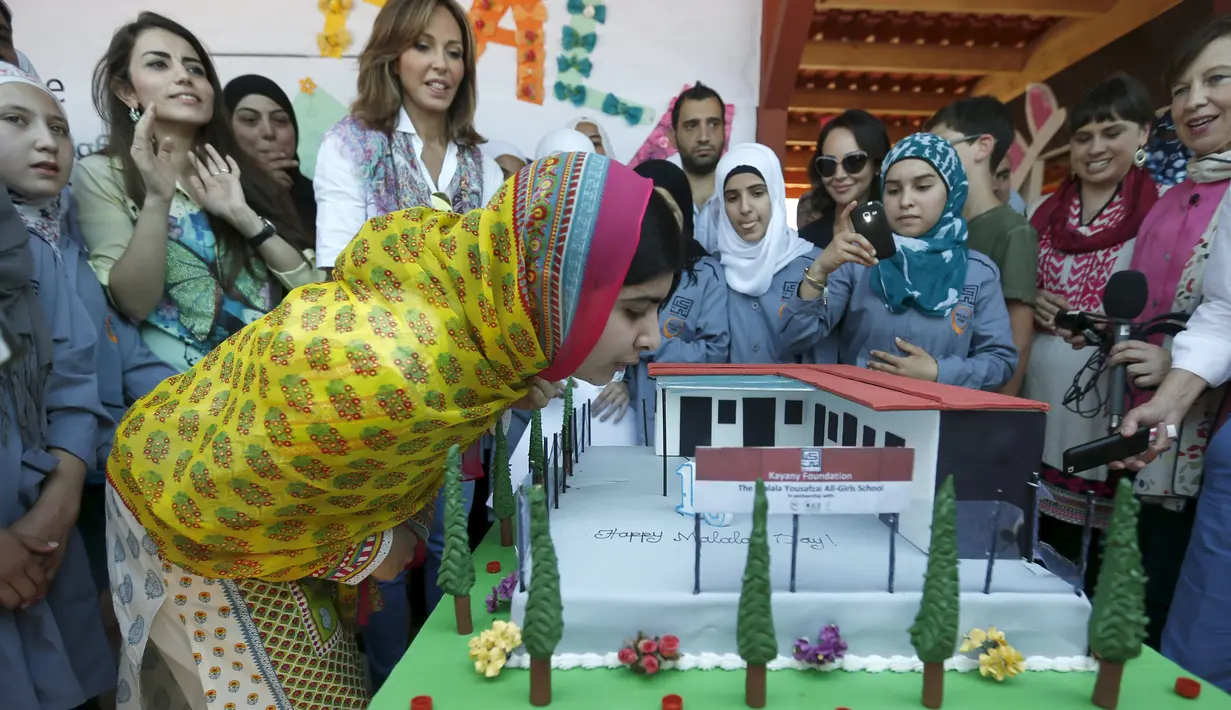 Malala Yousafzai, pemenang Nobel Perdamaian termuda, meniup kue ulang tahunnya saat merayakannnya bersama dengan para pengungsi Suriah di Lebanon, 12 Juli 2015. Selain merayakan ulang tahunnya Malala juga membuka sekolah di Lebanon. (REUTERS/Jamal Saidi) 
