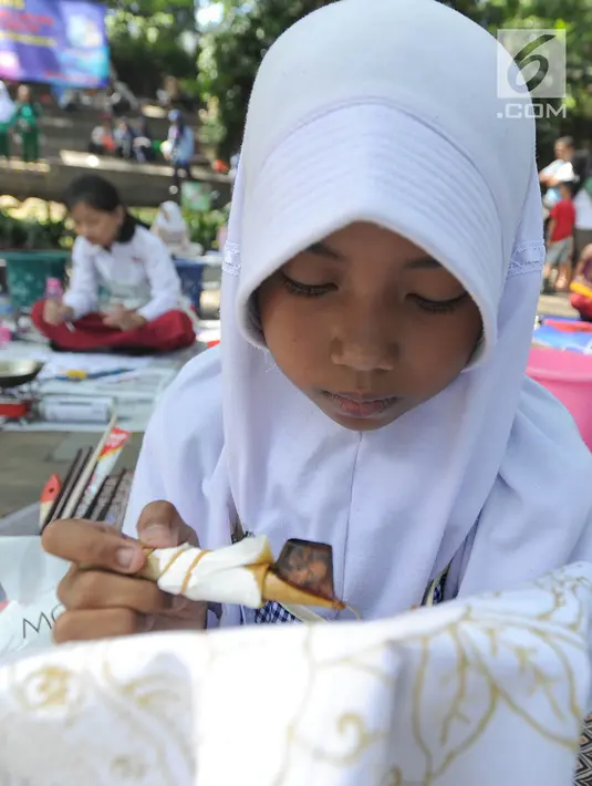 Seorang pelajar mengikuti lomba membatik tingkat SD di Lapangan Ekspresi, Sempur, Bogor, Kamis (2/5/2019). Kegiatan yang diikuti 18 peserta hasil seleksi dari tingkat kecamatan se-Kodya Bogor ini diadakan dalam rangka mewarisi kebudayaan lokal kepada generasi milenial. (merdeka.com/Arie Basuki)