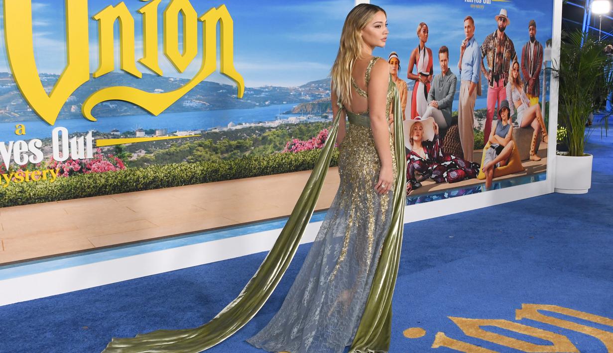 Madelyn Cline berpose saat menghadiri pemutaran perdana "Glass Onion: A Knives Out Mystery" di Academy Museum of Motion Pictures  di Los Angeles, California pada 14 November 2022. Untuk riasan, Klein memilih tampilan siap-malam yang lebih tinggi, termasuk bibir telanjang, tulang pipi berkontur, dan maskara. Rambutnya dibelah tengah dan ditata dengan gaya bergelombang yang mengalir.