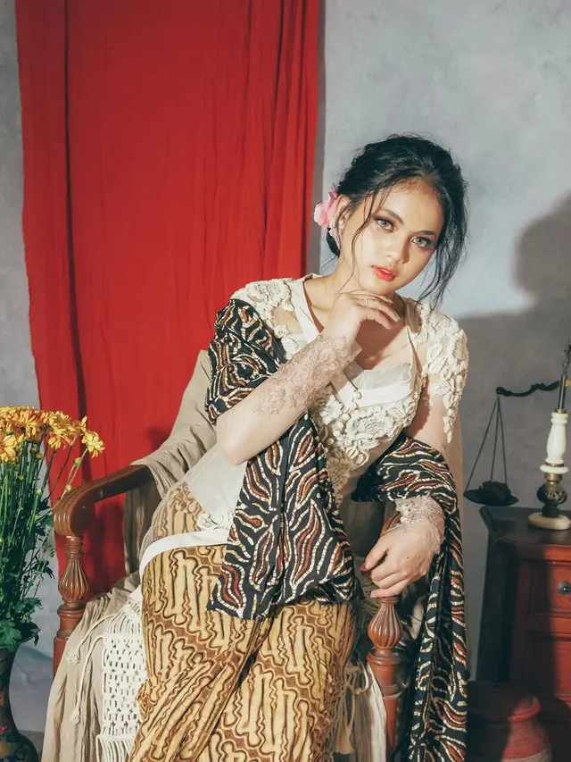 Potret Pesona Putri D'Academy 4 Dalam Balutan Kebaya. (Sumber: Instagram/da4_putri03)
