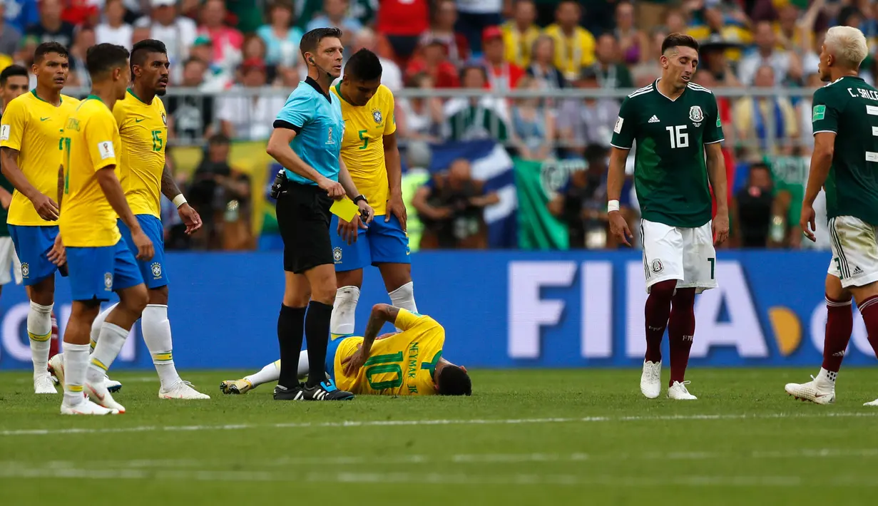Penyerang timnas Brasil, Neymar mengerang kesakitan di atas lapangan pada babak 16 besar Piala Dunia 2018 melawan Meksiko di Samara Arena, Senin (2/7). Banyak yang menilai sikap Neymar sebagai tindakan tidak sportif bagi olahragawan. (AP/Frank Augstein)