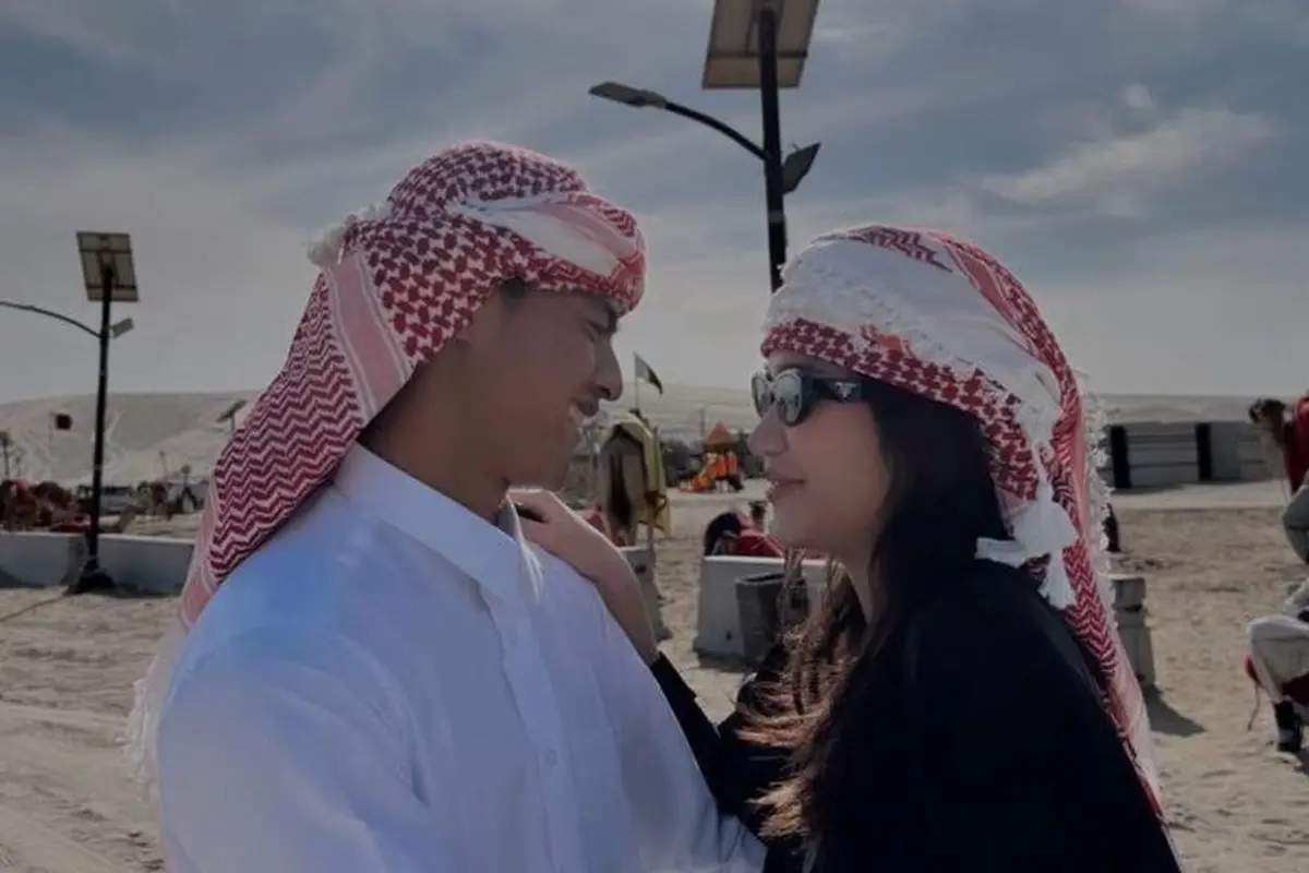 Gaya Serasi Pratama Arhan dan Azizah Salsha Kenakan Abaya dan Sorban di Qatar