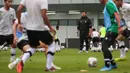 <p>Pelatih Timnas Indonesia U-22, Indra Sjafri&nbsp;memantau&nbsp;pemusatan latihan untuk SEA Games 2023 yang berlangsung di Lapangan A, Kompleks Stadion Utama Gelora Bung Karno (SUGBK), Kamis (02/03/2023). Pemusatan latihan ini akan berlangsung dari tanggal 1-16 Maret 2023. (Bola.com/Bagaskara Lazuardi)</p>