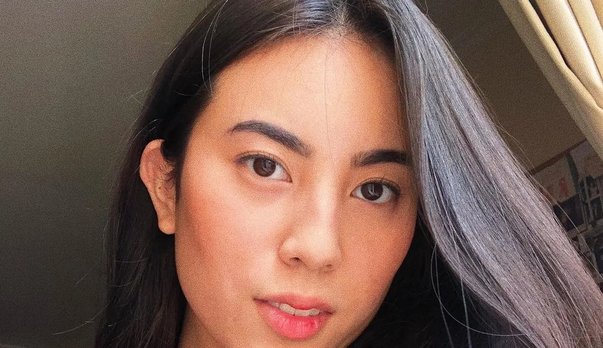 Perempuan kelahiran 1998 ini akan segera menginjak usia ke 25 tahun di tanggal 3 Oktober mendatang. [Foto: Instagram/rebeccatulung]