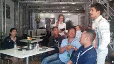 Pebalap Manor Racing asal Indonesia, Rio Haryanto, berjumpa dengan orang tua dan kakaknya seusai kualifikasi F1 GP Spanyol di Sirkuit Catalunya, Spanyol, Sabtu (14/5/2016). (Bola.com/Reza Khomaini)