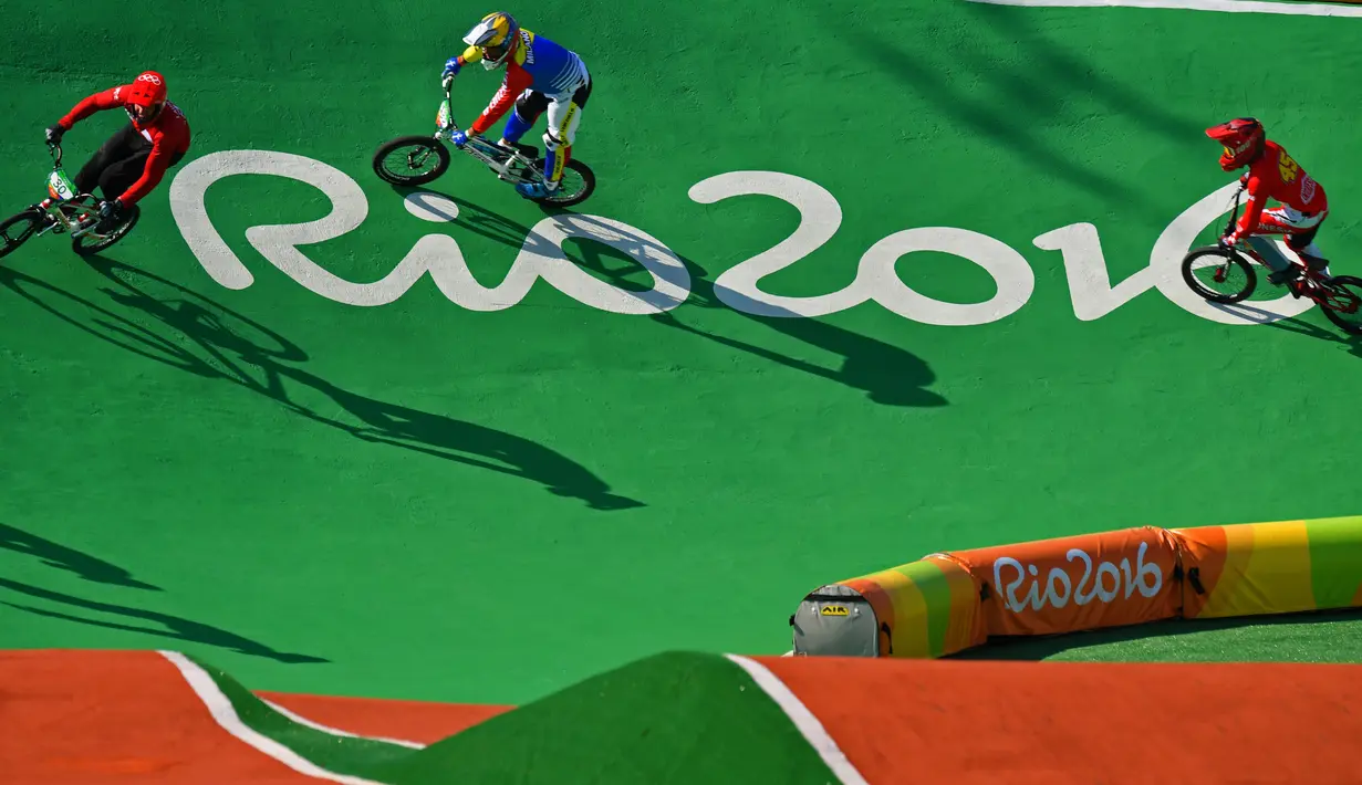 Toni Syarifudin (kanan) berusaha mengejar lawan-lawannya saat berlaga pada kategori BMX Seeding Phase Runs putra di Olympic BMX Centre - Rio de Janeiro, Brasil (17/08/2016). (AFP/Carl De Souza)