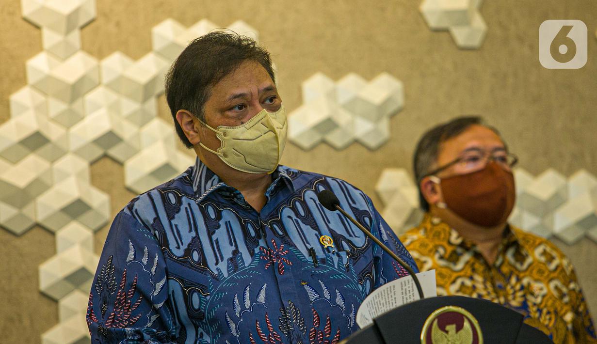Menko Bidang Perekonomian Airlangga Hartarto menyampaikan keterangan saat menerima GeNose C19 dari Menristek Bambang Brodjonegoro di Gedung Kemenko Perekonomian, Jakarta, Senin (22/3/2021). GeNose C19 diharapkan dapat semakin dikenal dan dimanfaatkan secara lebih masif. (Liputan6.com/Faizal Fanani)