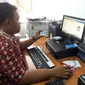 Proses pembuatan E-KTP di Dinas Kependudukan dan Catatan Sipil (Liputan6.com / Nefri Inge)