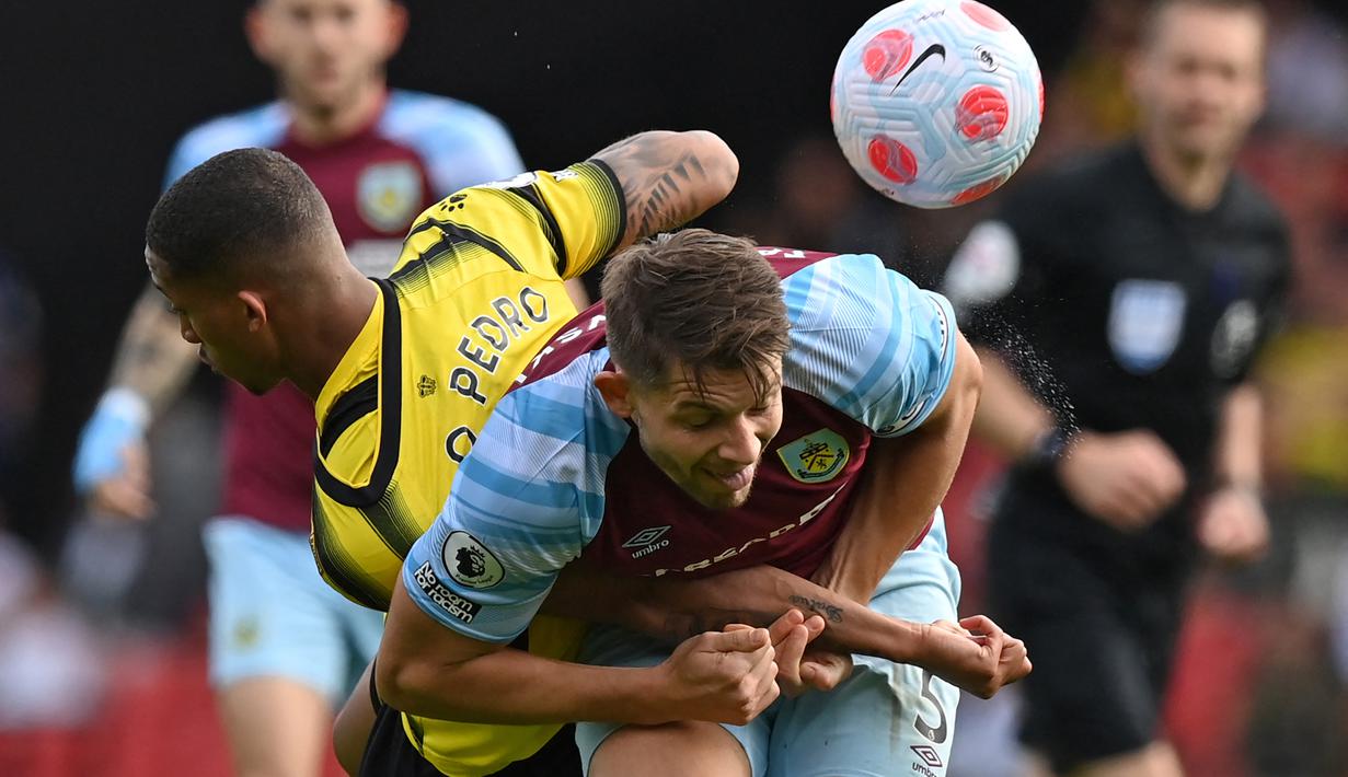 James Tarkowski. Bek tengah Inggris berusia 29 tahun ini telah 6 musim membela Burnley di Premier League sejak didatangkan dari Brentford pada tengah musim 2015/2016 saat Burnley masih bermain di Championship. Pemain yang total tampil dalam 35 laga di Premier League musim 2021/2022 dengan torehan 1 gol dan 2 assist ini tengah diincar tiga klub, Newcastle United, Aston Villa dan Everton untuk tetap bermain di kaste tertinggi Liga Inggris. (AFP/Glyn Kirk)