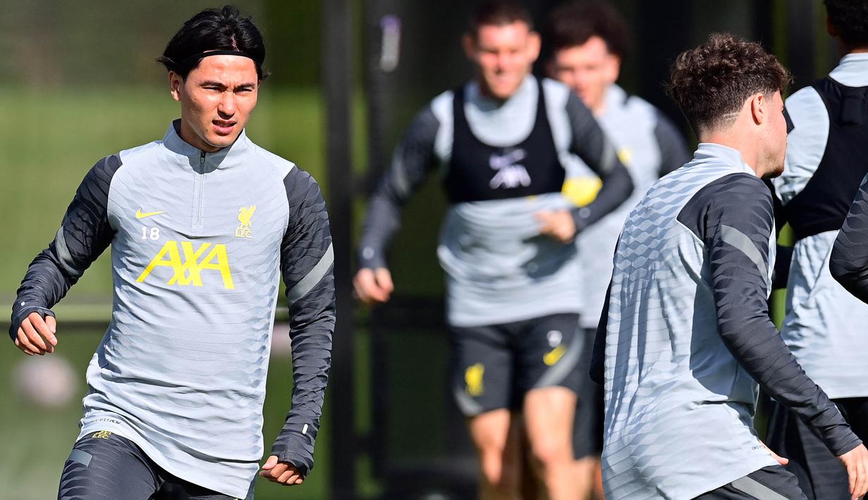 Sejak kedatangannya pada bursa transfer musim dingin 2020 lalu, Takumi Minamino  (kiri) memang kesulitan dalam menembus skuad utama Liverpool. Musim ini ia lebih sering terlihat di bangku cadangan. (AFP/Paul Ellis)