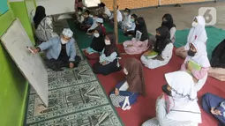 Santri belajar bercocok tanam di Pesantren Nurul Fattah, Kampung Cisauk, Kab. Tangerang, Banten, Senin (7/2/2022). Sekitar 50 santri dari kaum dhuafa dan yatim piatu belajar secara gratis pada pesantren non permanen yang berdiri di atas tanah wakaf. (merdeka.com/Arie Basuki)