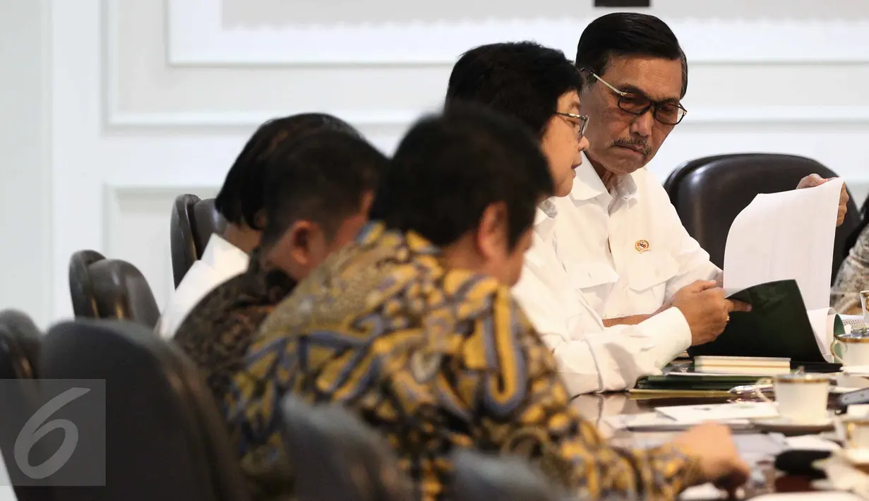 Menko Maritim dan Sumber Daya Luhut Binsar Pandjaitan sebelum mengikuti rapat terbatas di Kantor Presiden Komplek Istana Kepresidenan, Jakarta, Selasa (1/11). Rapat membahas perkembangan pembangunan proyek listrik 35.000 MW. (Liputan6.com/Faizal Fanani)
