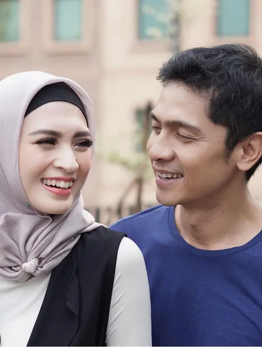 "Puding (pernah) dia panasin, sampai lumer. 'Ini apaan?', gue bilang gitu. Kok bentuknya begitu, jadi kayak lautan gitu hahaha," cerita Adi Nugroho. (Instagram/donitahubiy)