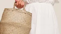 Saatnya melengkapi penampilan stylish Anda dengan basket bag yang bergaya vintage, namun tetap trendi. (www.whowhatwear.com)