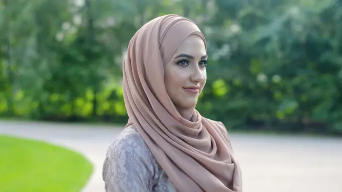 Tren Hijab: 3 Tips Agar Nggak Kepanasan Meski Pakai Hijab