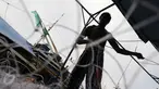 Nelayan memperbaiki jaring di Karangsong, Indramayu, Jawa Barat, Jumat (15/1). Untuk mengisi waktu luang saat tidak melaut karena cuaca buruk, nelayan di kawasan tersebut menggunakan waktu mereka untuk memperbaiki jaring. (Liputan6.com/Helmi Afandi)
