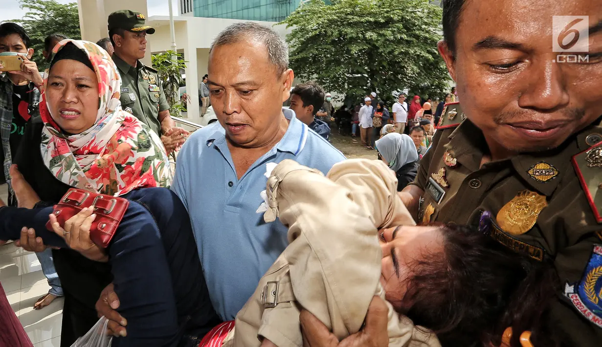 Tangis duka keluarga korban kecelakaan Tanjakan Emen Kabupaten Subang di RSUD Tangsel, Ciputat, Minggu (11/2). Jenazah menjalani pemandian, pengafanan, dan penyalatan di RSUD Tangsel. (Liputan6.com/Fery Pradolo)