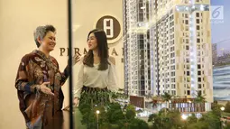 GM Marketing Permata Hijau Suites, Ivonne Suwandi dan calon pembeli melihat maket plan Permata Hijau Suites di Jakarta, Sabtu (28/10). Apartemen yang dibangun di atas lahan sekitar 9.000 m2 membidik pasar intelektual dan professional muda. (Liputan6.com)