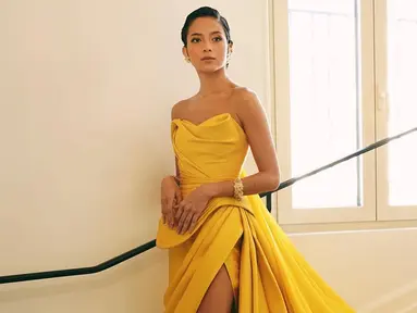 Melalui akun Instagram pribadinya, Putri Marino diketahui ikut tampil dalam festival film Cannes 2023. Dirinya tampil dalam balutan gaun berwarna kuning karya Hian Tjen. (Liputan6.com/IG/@putrimarino)