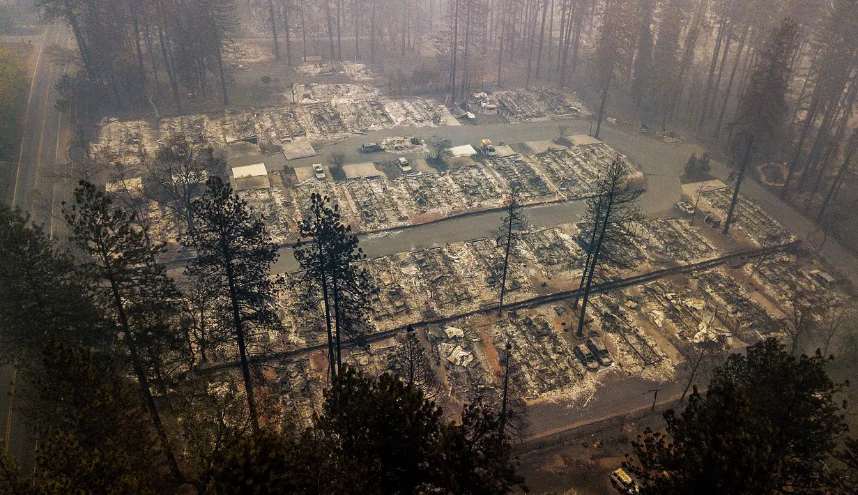 Pemandangan usai kebakaran melanda Kota Paradise, California, AS, Kamis (15/11). Sebagian besar rumah telah hilang, begitu juga ratusan toko dan bangunan lainnya. (AP Photo/Noah Berger)