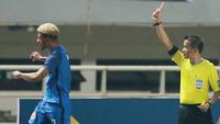 Adalah Juninho Bacuna yang diusir wasit pada menit ke-79 setelah menerima kartu kuning kedua. (Bola.com/M Iqbal Ichsan)