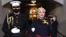 Lady Gaga mengantarkan Presiden AS Joe Biden di acara penobatan, mengenakan gaun rancangan Schiaparelli yang anti peluru. Bros perdamaian berbentuk merpati emas juga dipilih Lady Gaga sebagai hiasan yang manis. Foto: Vogue.
