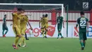 Pemain Bhayangkara FC, Vendry Mofu (tengah) merayakan golnya ke gawang Persebaya pada lanjutan Go-Jek Liga 1 Indonesia bersama Bukalapak di Lapangan PTIK, Jakarta, Rabu (11/7). Babak pertama, Bhayangkara FC unggul 2-1. (Liputan6.com/Helmi Fthriansyah)