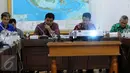 (Ki-ka) Komisioner KPU, Hadar Nafis Gumay, Juri Ardiantoro, Ferry Kurnia Rizkiyansyah dan Arief Budiman menggelar focus group discussion (FGD) bersama dengan 14 lembaga pemantau Pemilu di gedung KPU, Jakarta, Selasa (29/9). (Liputan6.com/Helmi Afandi)