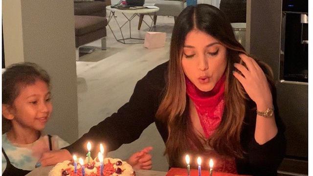 Genap 43 Tahun, Ini 7 Gaya Penampilan Sarah Azhari Bak ABGc