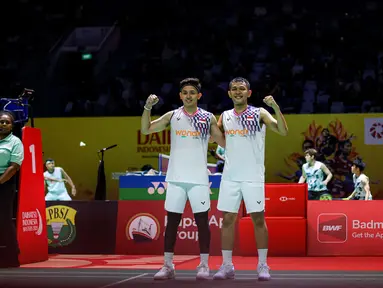 Ganda putra Indonesia, Fajar Alfian/Muhammad Rian Ardianto, merayakan kemenangan atas wakil Denmark, Daniel Lundgaard/Mads Vestergaard di babak 32 besar Indonesia Masters 2025 di Istora Senayan, Jakarta, Selasa (21/1/2025) sore WIB. (Bola.com/Bagas lazuardi)