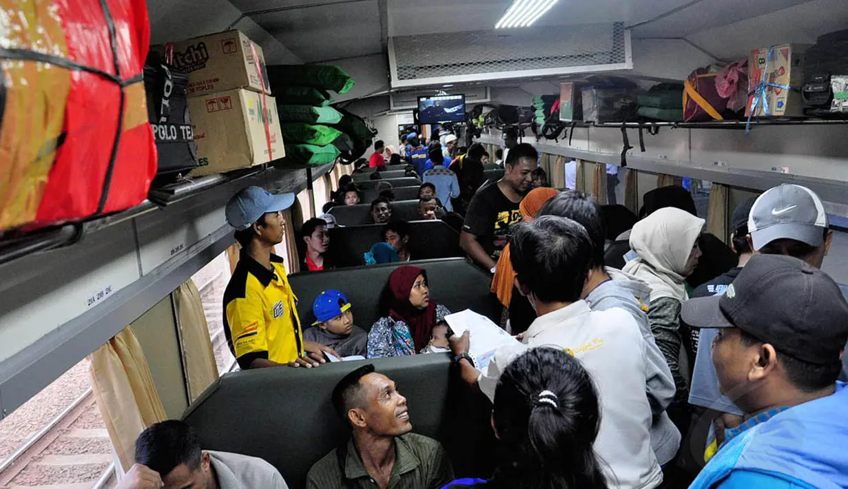 Suasana di dalam Kereta Matarmaja tujuan Malang di Stasiun Senen, Jakarta. (Liputan6.com/Faizal Fanani)