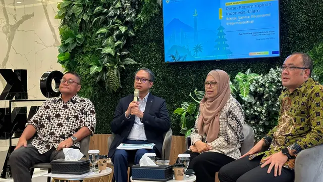 Deputi Bidang Koordinasi Kerja Sama Ekonomi Internasional Edi Prio Pambudi dalam konferensi pers Update Kerjasama Ekonomi Internasional, di Kemenko Perekonomian, Jakarta, Kamis (30/5/2024). (Tira/Liputan6.com)