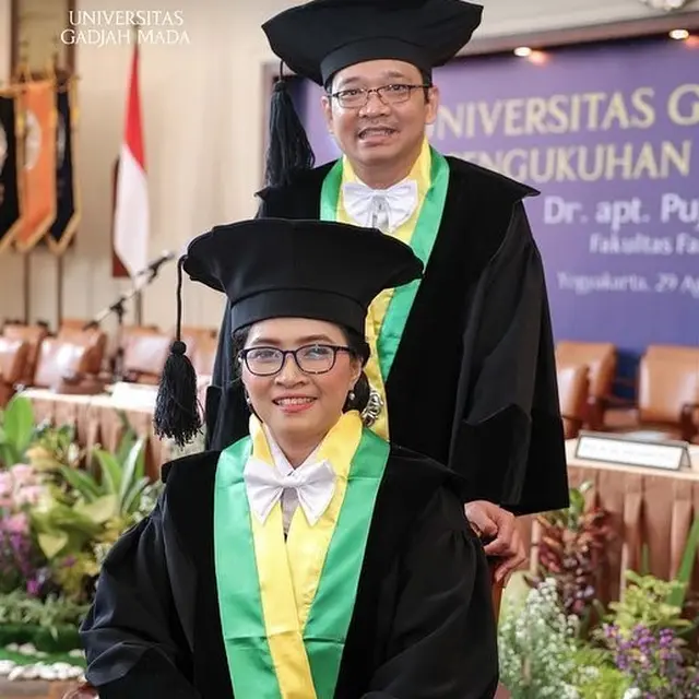 6 Potret Pasangan Viral UGM Sama-sama Jadi Guru Besar, Cinlok di Bangku Kuliah