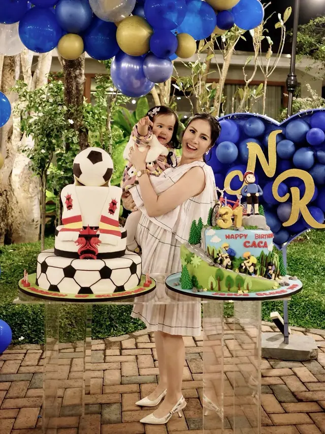 6 Potret Momo Geisha Pamer Baby Bump, Tetap Tampil Menawan