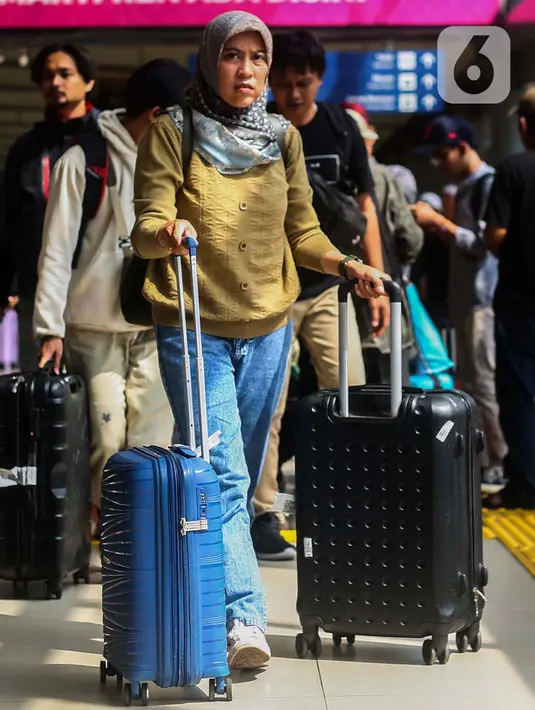 PT KAI Daop 1 Jakarta memprediksi puncak arus mudik dari Stasiun Pasar Senen, Jakarta Pusat akan terjadi pada Sabtu (6/4/2024) mendatang. (Liputan6.com/Angga Yuniar)