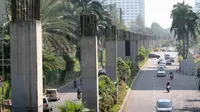 Kondisi tiang-tiang proyek monorel di kawasan Senayan, Jakarta, Rabu (2/7/14). (Liputan6.com/Faizal Fanani)