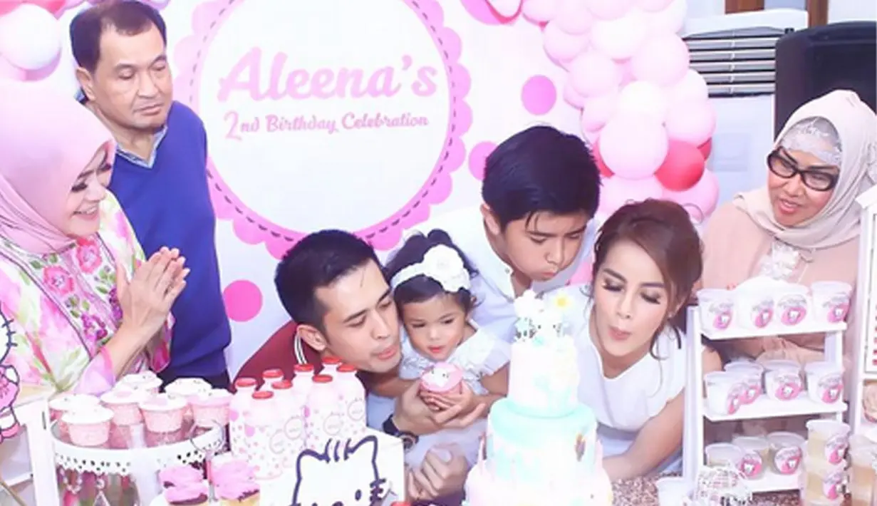 “Saya suka syuting ikutan di foto. Kalau anak laki-laki saya, nggak saya arahin ke dunia entertainment. Kalau yang perempuan baru boleh," ucap Olla Ramlan. (Instagram/ollaramlanaufar)