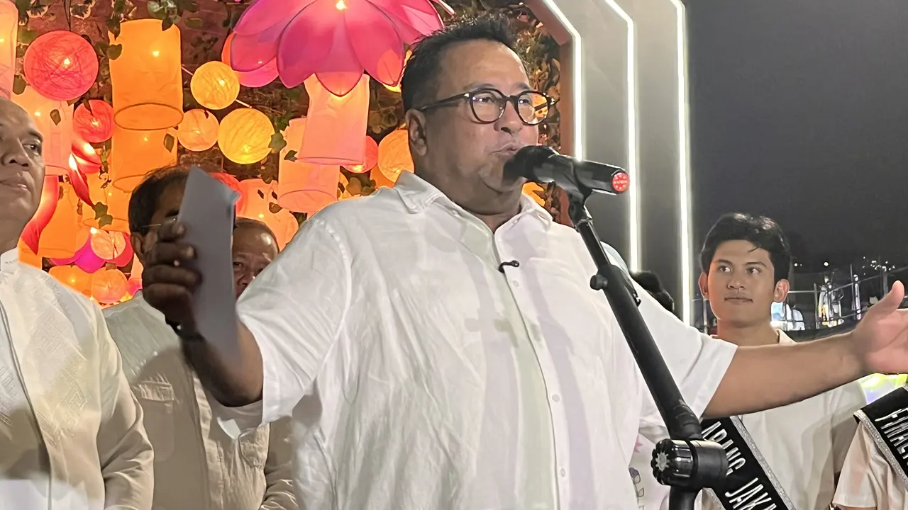 Wakil Gubernur (Wagub) DKI Jakarta Rano Karno usai hadir dalam kegiatan “Illumination of Jakarta: Glow of Peace” dalam rangka menyambut Hari Raya Waisak di kawasan Bundaran HI, Jakarta Pusat, Jumat (29/5/2026) (Liputan6.com/Winda Nelfira)